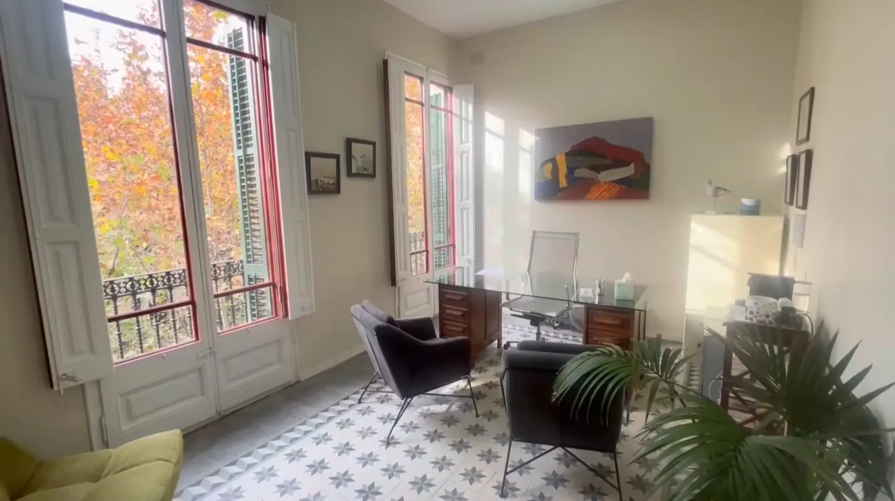 Sala de consulta de psicología en Sabadell: espacio luminoso, acogedor y discreto para terapia presencial