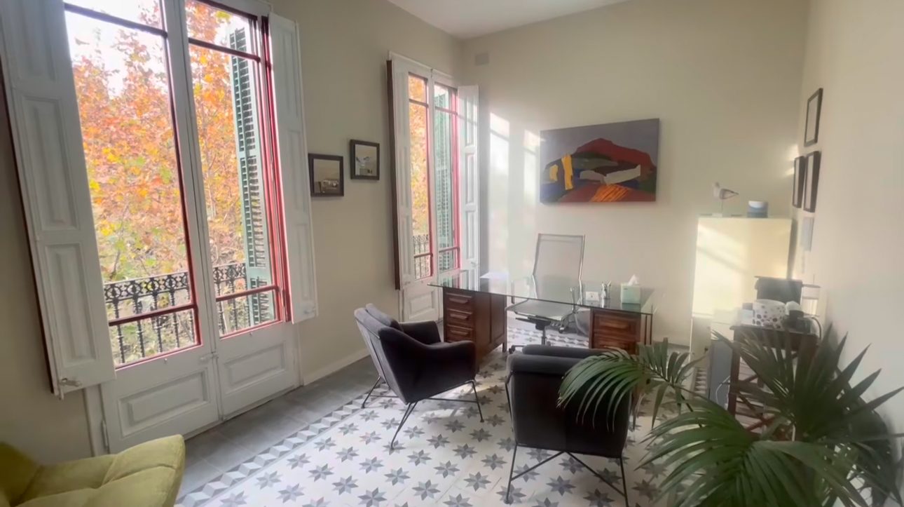 Sala de consulta de psicología en Sabadell: espacio luminoso, acogedor y discreto para terapia presencial