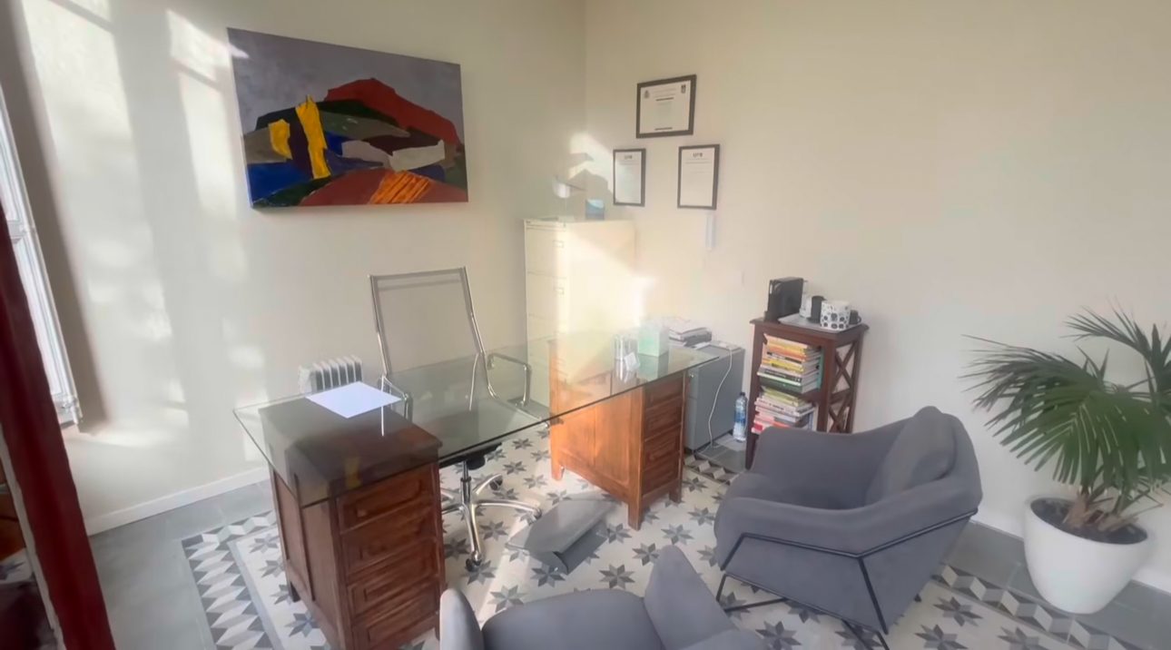Detalle del espacio terapéutico: zona de descanso y confidencialidad en la consulta de Sabadell